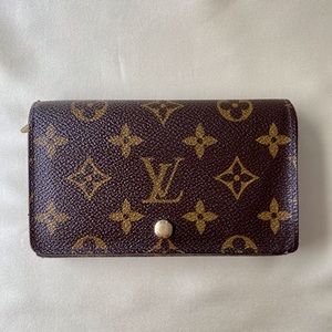 100% Authentic Louis
Vuitton brown "Portomon Top" bifold wallet